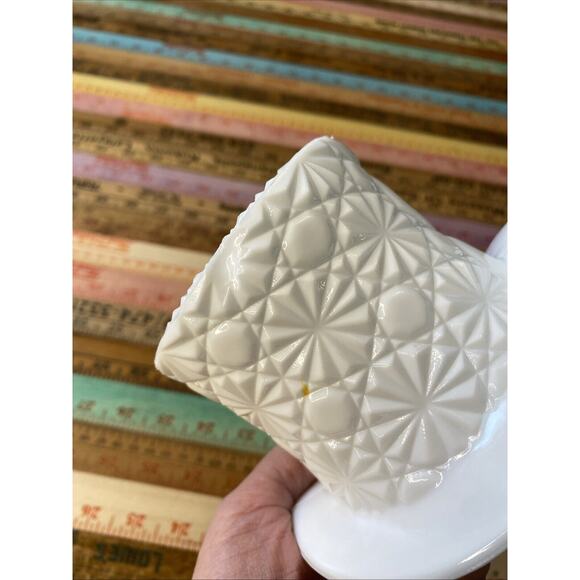 Vintage Fenton Top Hat Vase White Milk Glass Daisy & Button Pattern * Has Chip - Picture 10 of 12